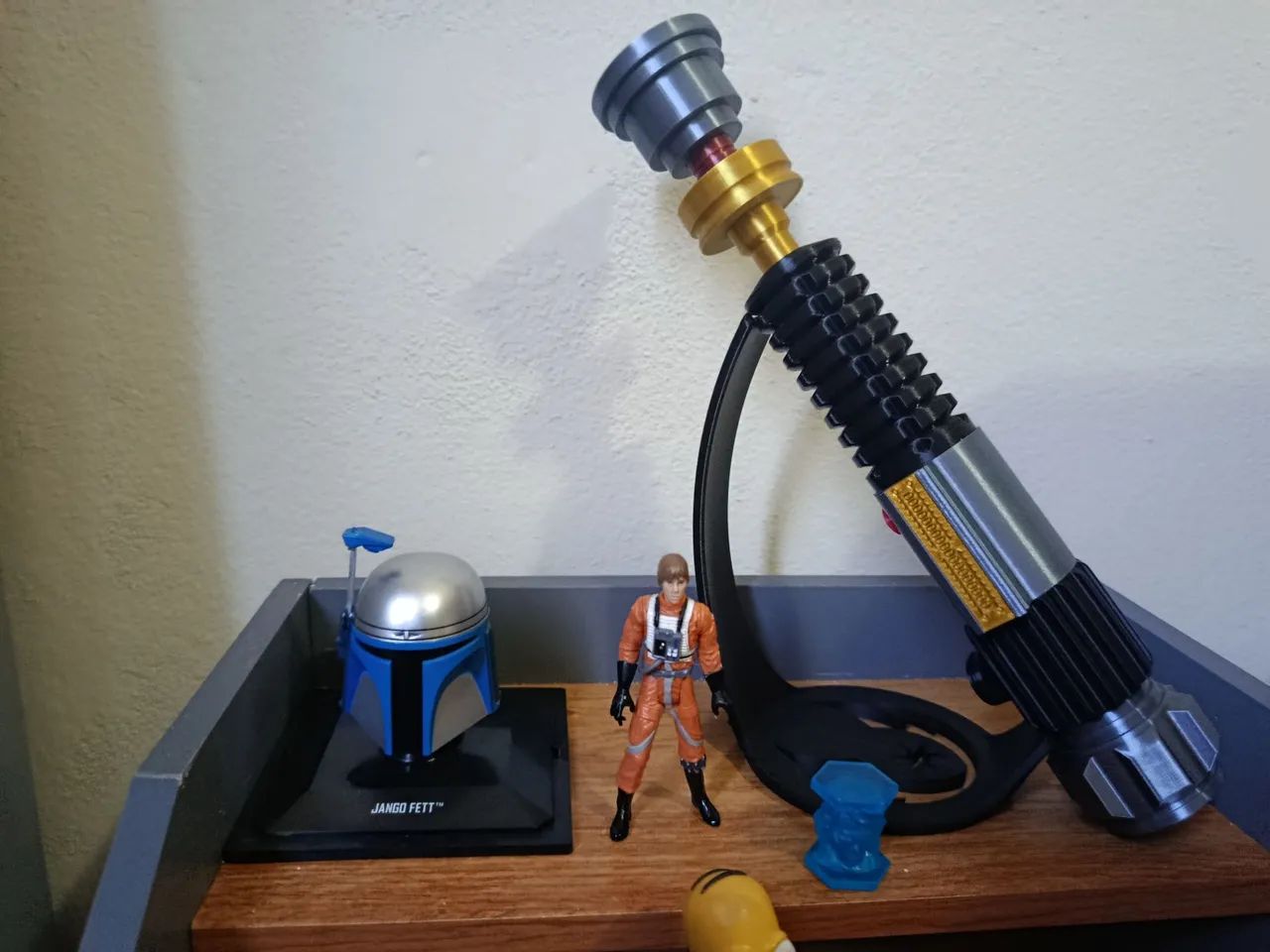 bonecos de star Wars e Simpsons e sabre de luz  - Foto 3