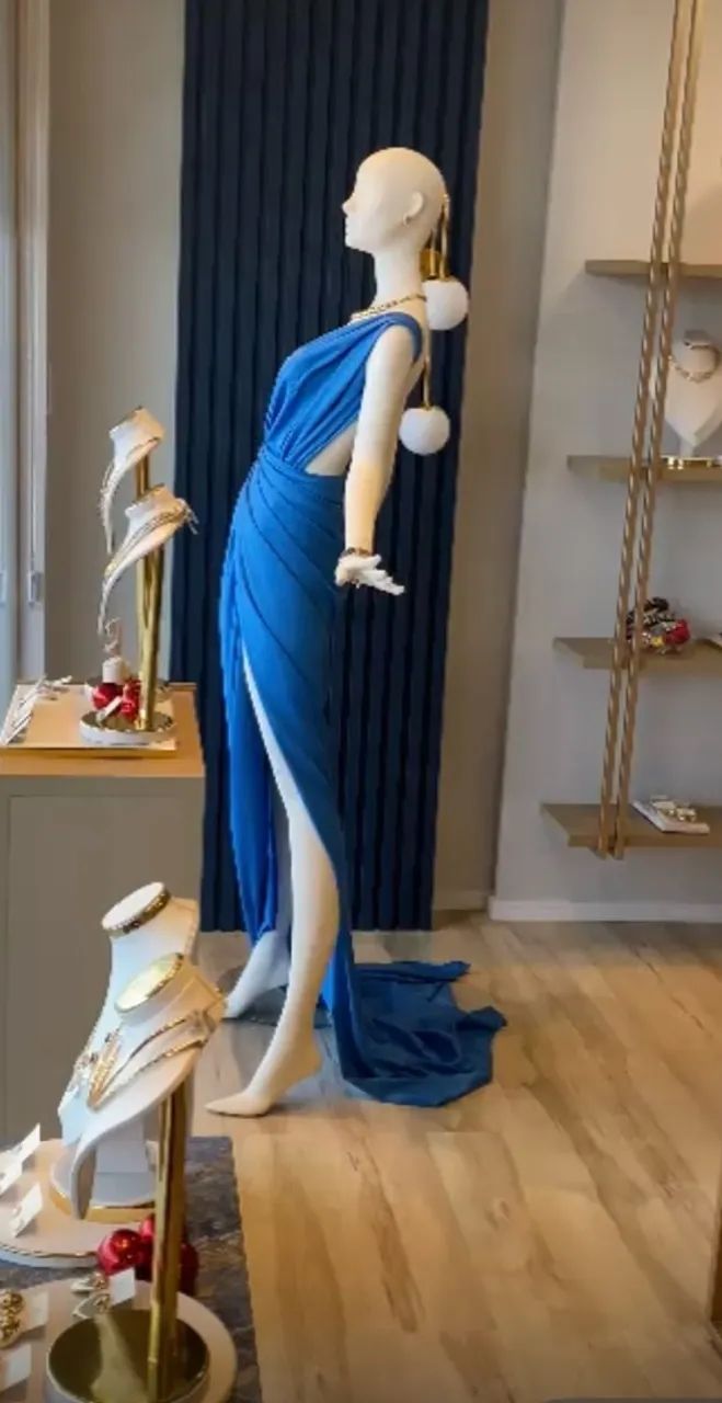 Manequim Feminino Premium - Pose Elegante com Braços Abertos - Foto 3