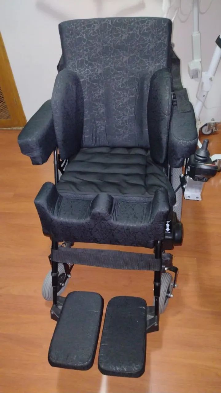 Cadeira de rodas motorizada 