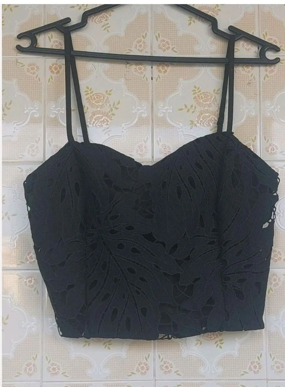 Cropped preto com alça regulável 