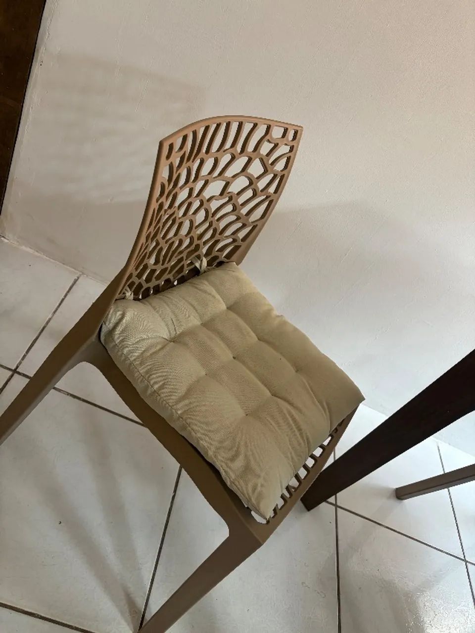 4 cadeiras na cor bege  - Foto 4