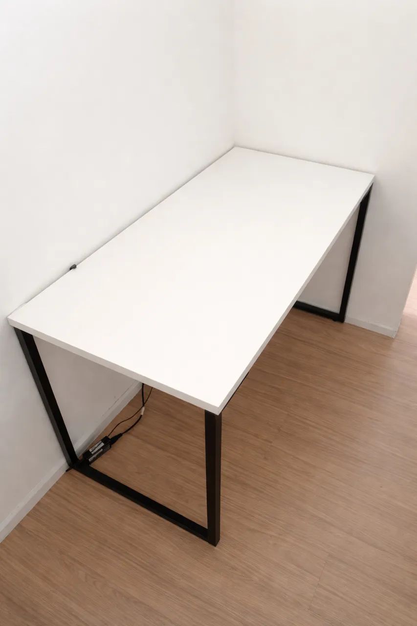 Mesa MDF branca com pé metálico preto