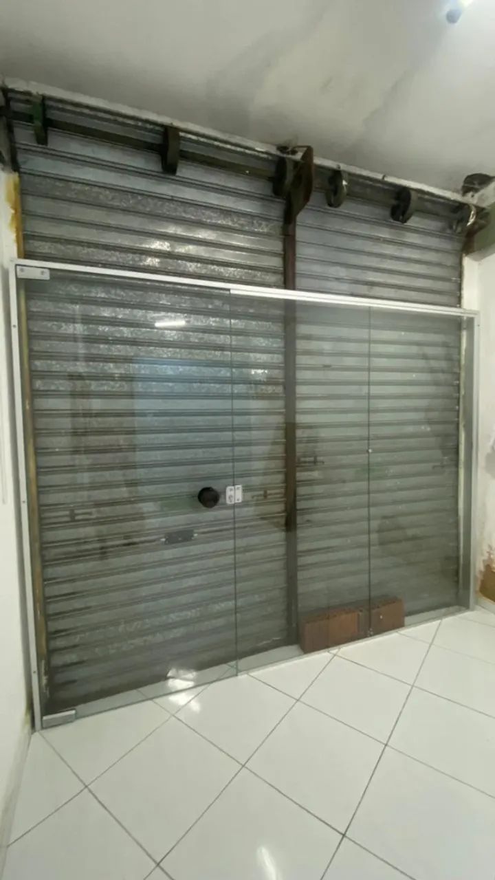 Fachada de vidro com porta 1.250,00.