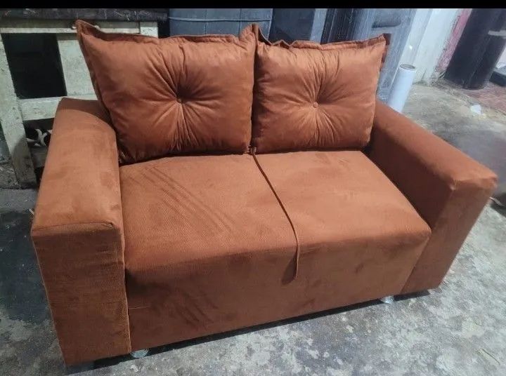 Sofá 2 lugares acompanhando puff