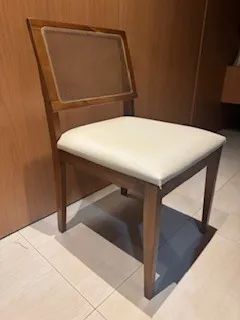 Conjunto de jantar, mesa off white com vidro e com seis cadeiras. - Foto 3