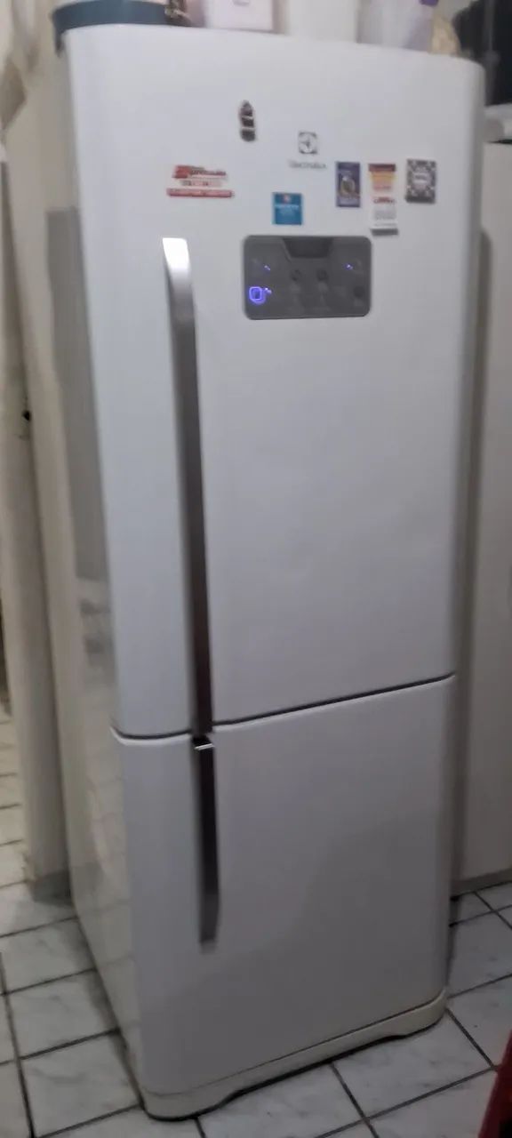 Geladeira eletrolux semi nova ,com poucas marca de uso.  - Foto 3