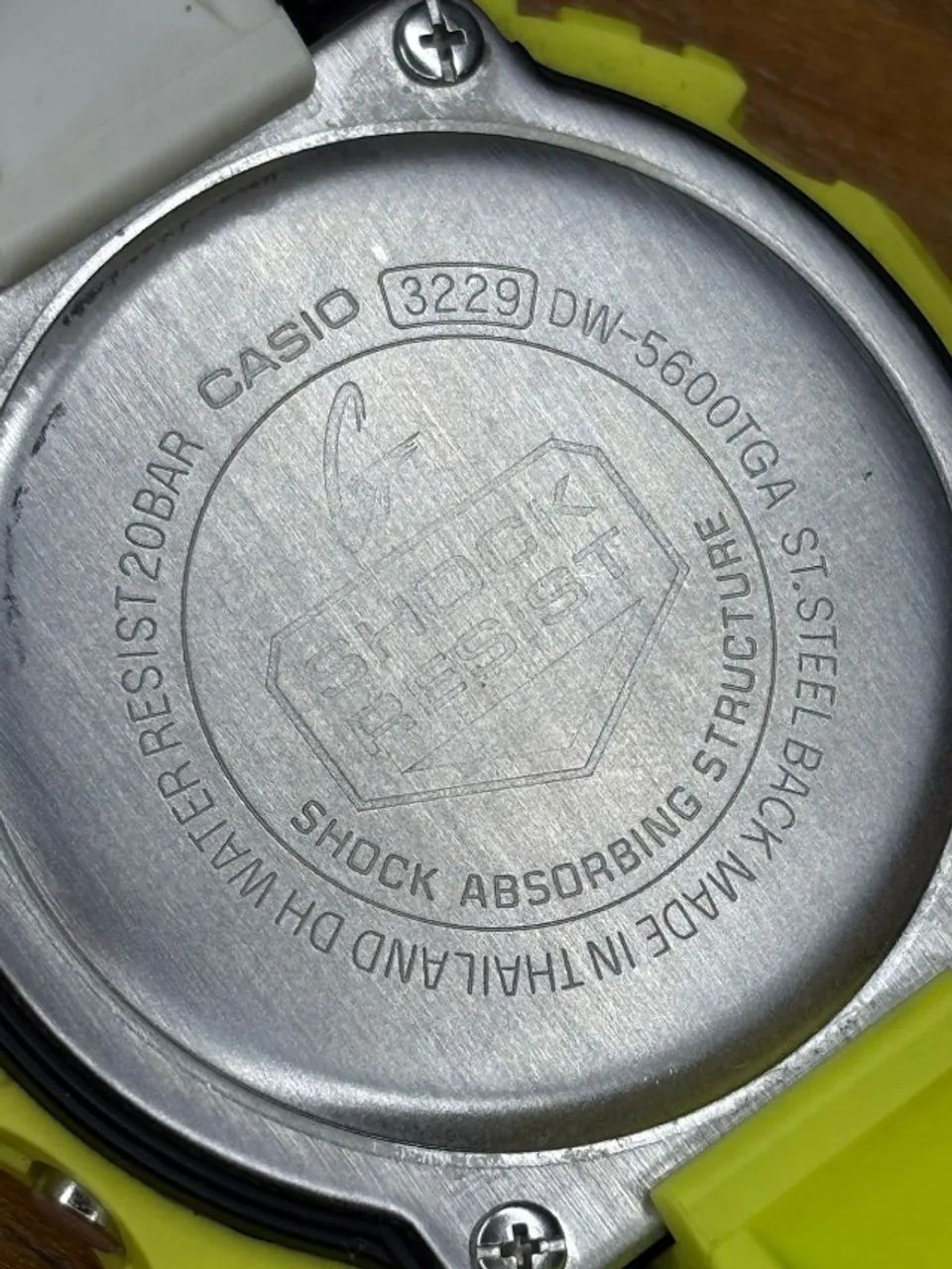 Casio G-Shock DW-5600TGA-9 (série Lightning Yellow) - Acessórios