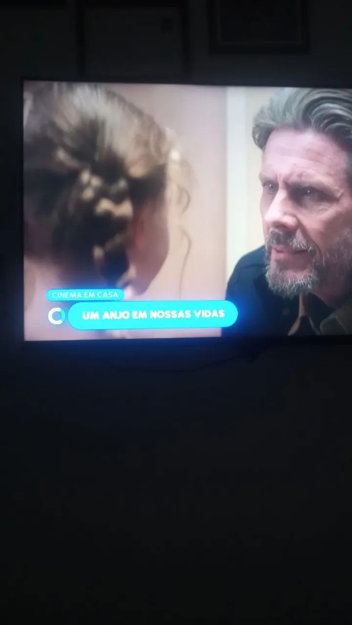 Tv 32 smarte com uma linha fina funcionando normal 