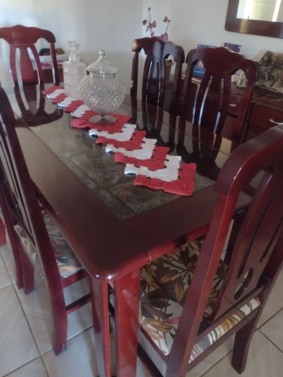 Conjunto com mesa e seis cadeiras com buffet 