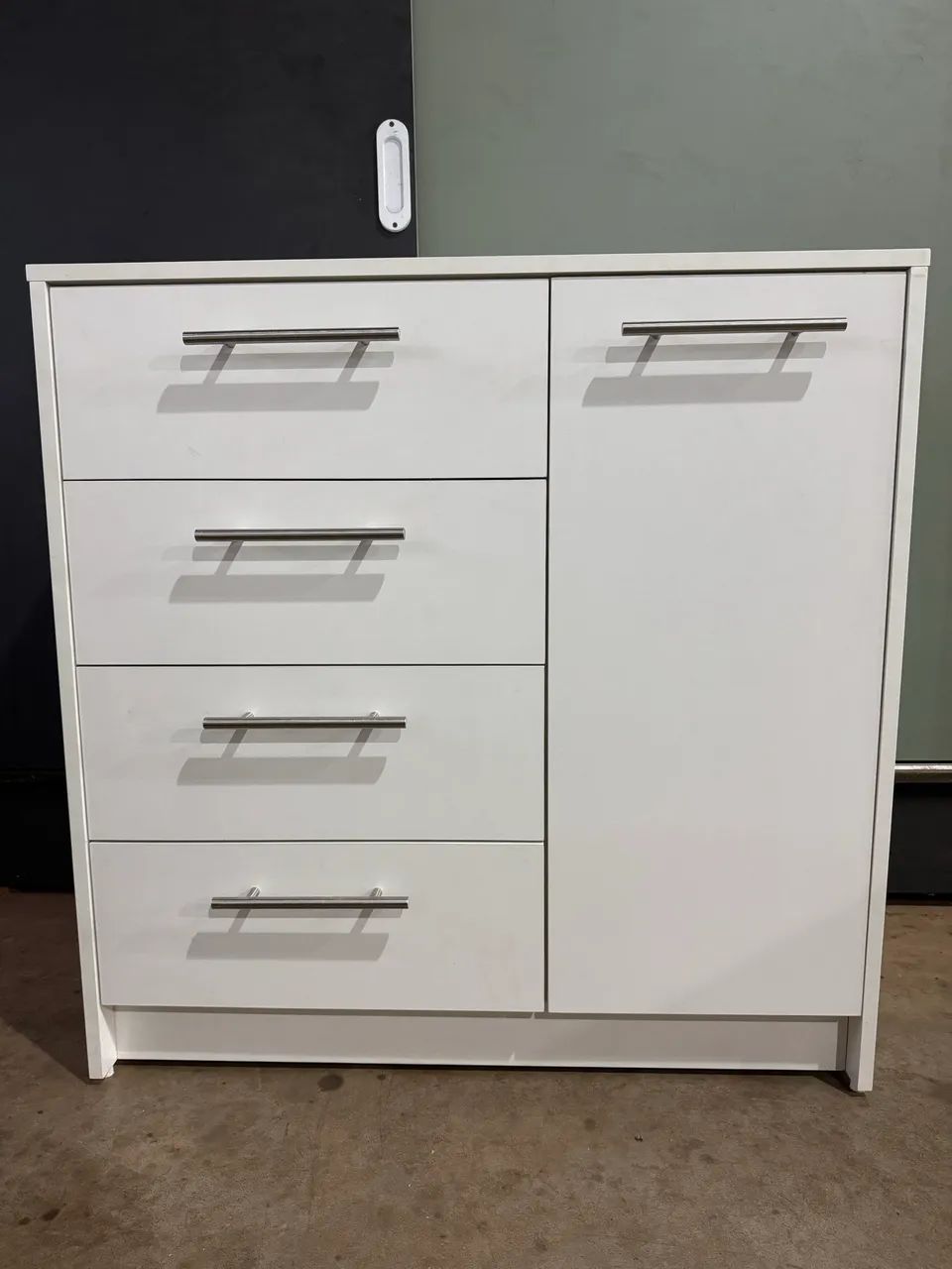 Cômoda em MDF branco nova 