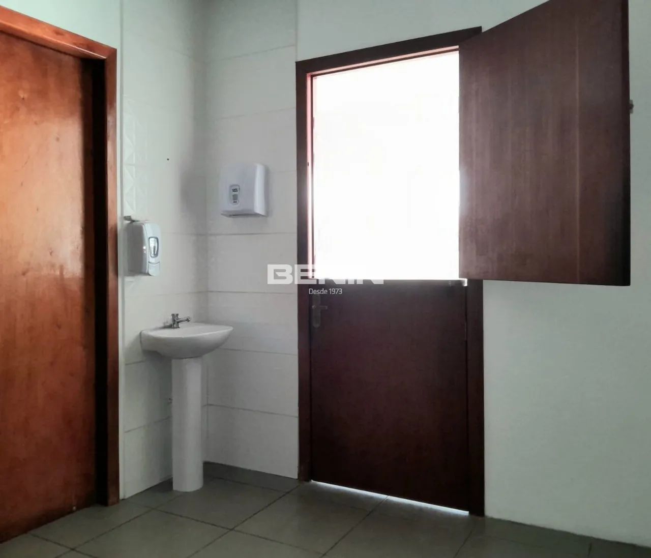 Loja Comercial com 40m², Ar-Condicionado Split e Vitrine de Vidro Próximo à Estação de Tre - Foto 2