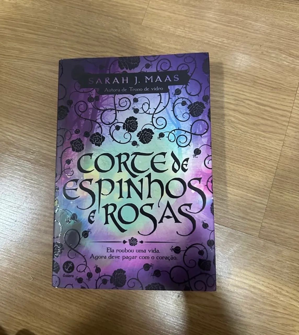 Vende-se livro usado: Corte de espinhos e rosas