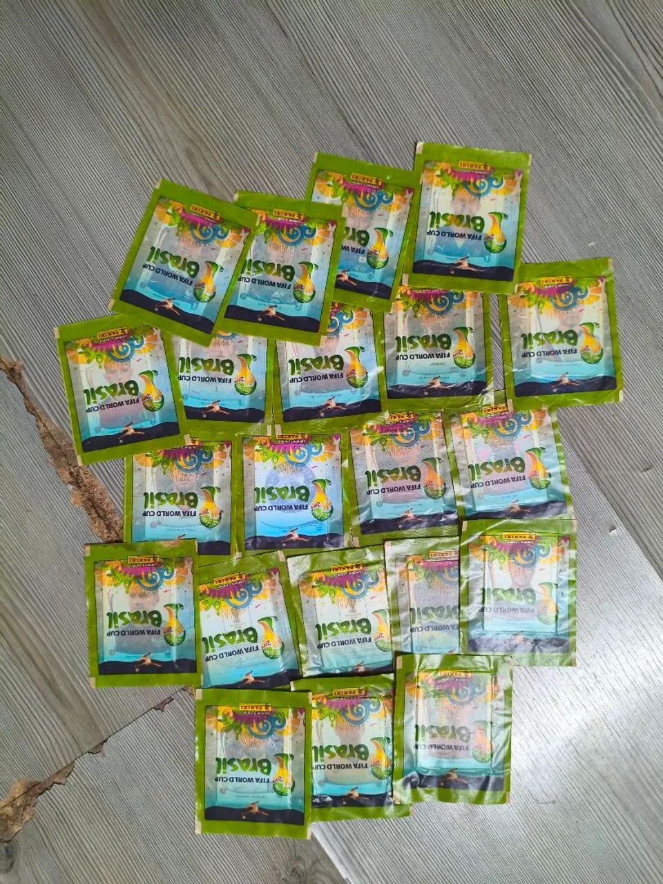 Pacotinhos de figurinhas 2014,21 envelopes