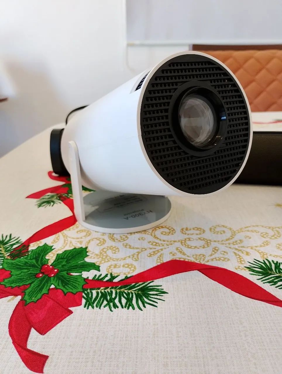 PROJETOR PORTÁTIL E CAIXA DE SOM 