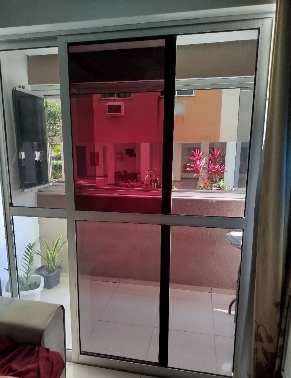 Vendo portas de varanda 2,18 altura  x 2,23 largura  - Foto 2