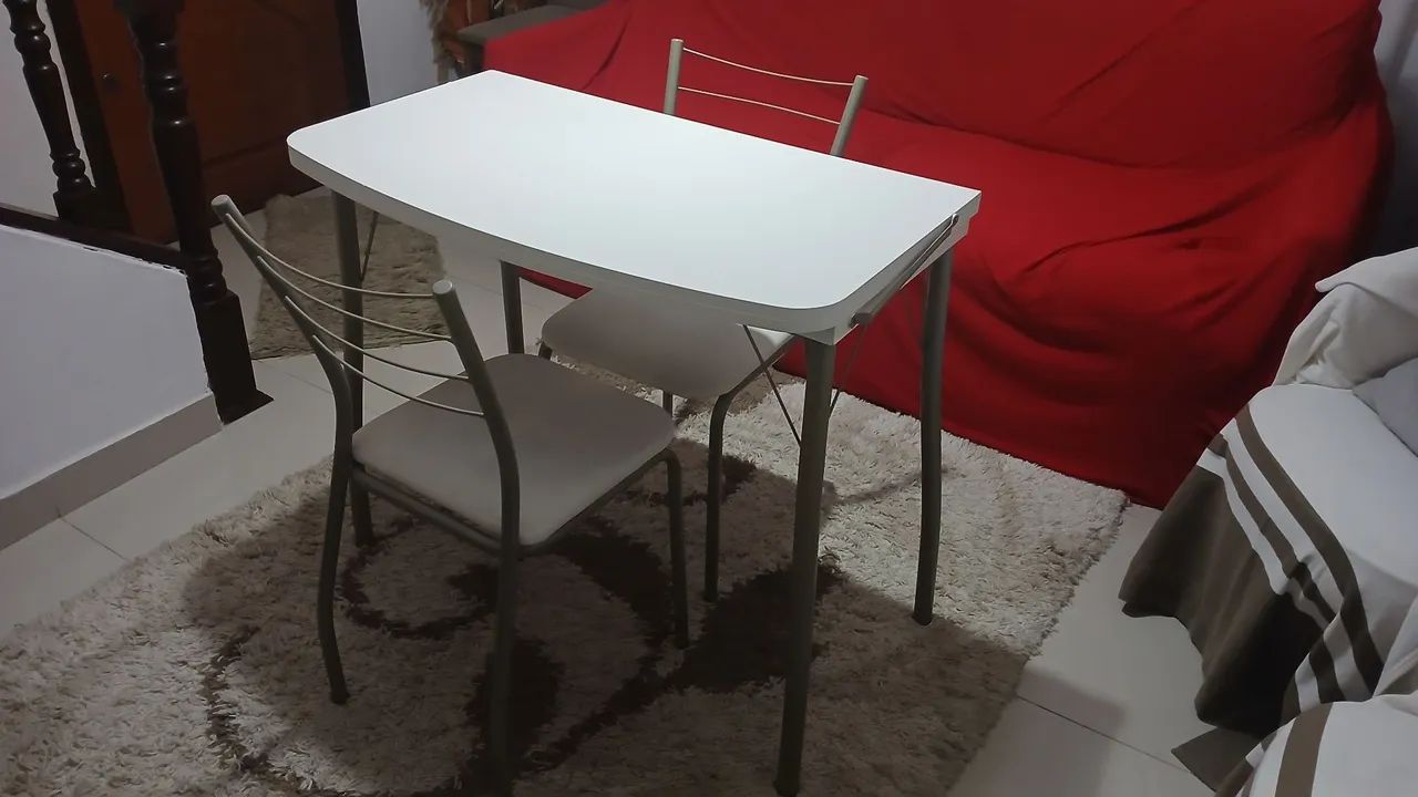 Mesa Branca com 02 cadeiras carrara
