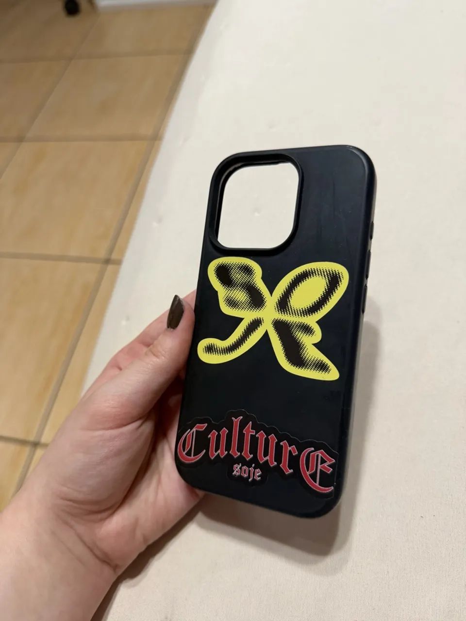 Capa iPhone 16 pro com adesivo  - Foto 2