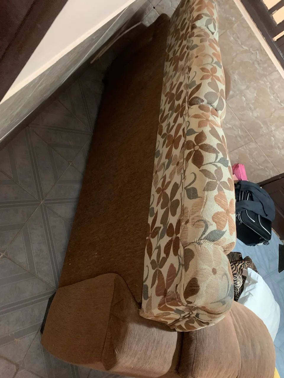 Sofa otima estrutura precisando de reforma