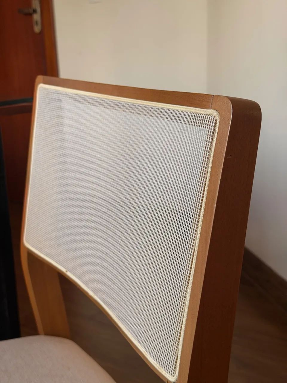 Mesa de madeira com jogo de 6 cadeiras  - Foto 5