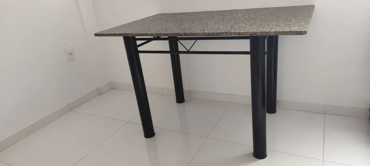 Mesa de quatro cadeiras com tampo de mármore.  - Foto 3