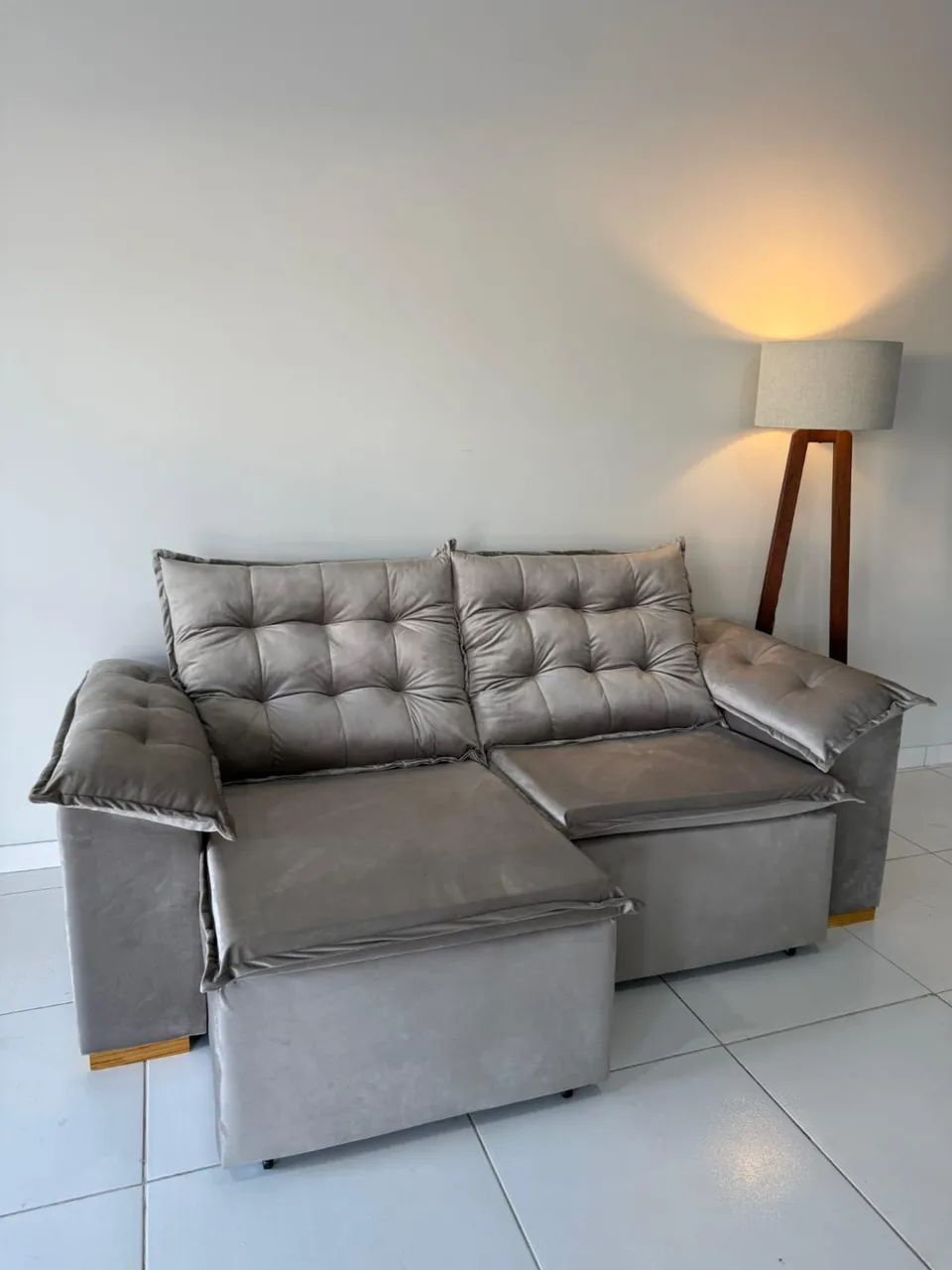 Sofá Retrátil e Reclinável com Assento em Pillow Top e Braços acolchoados