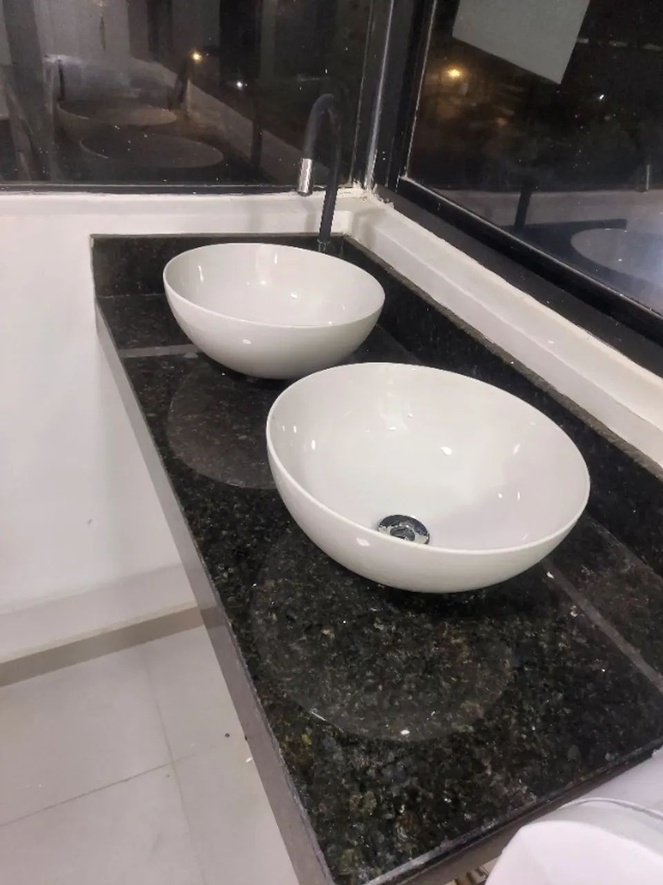 Balcão com duas cubas e torneira maleável  - Foto 3