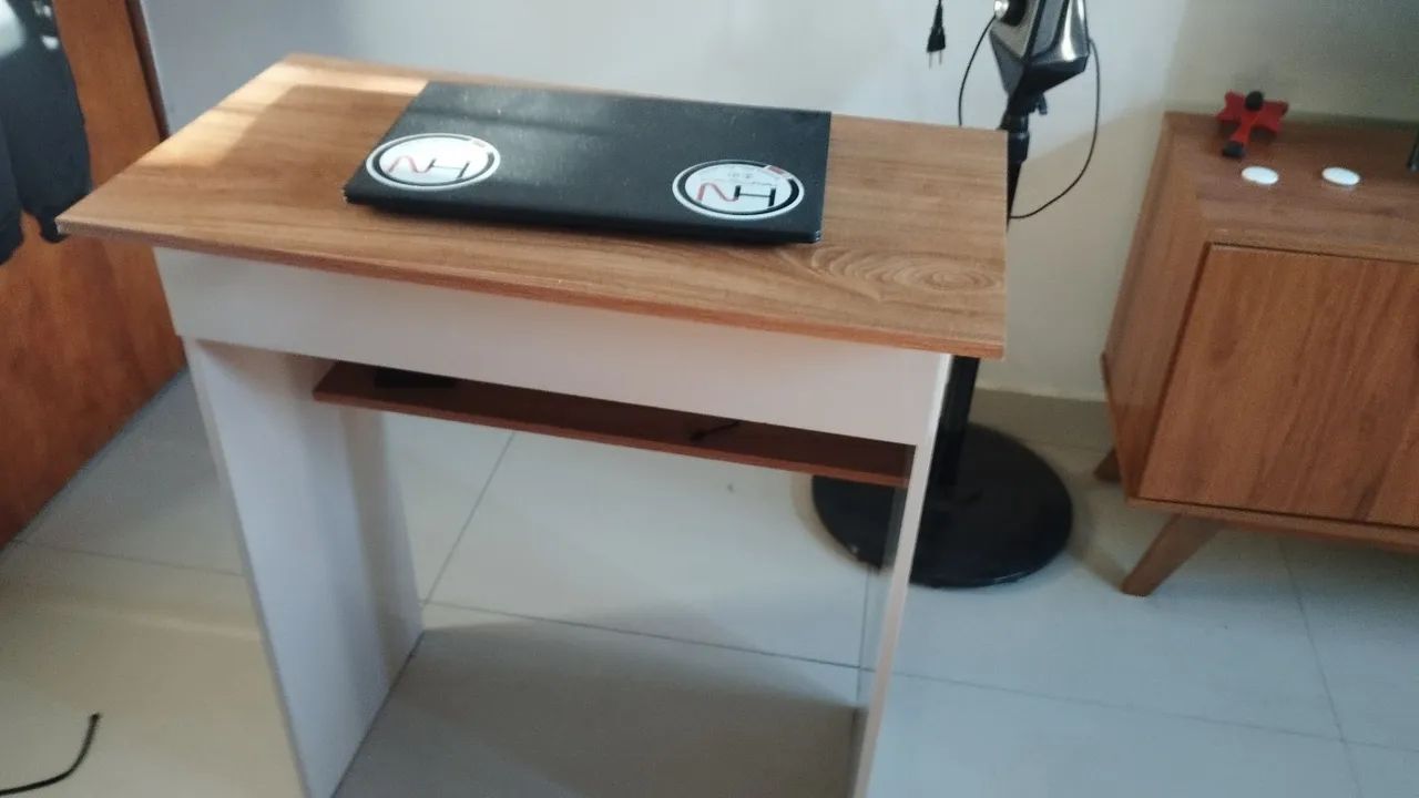 Mesa de computador com gaveta 