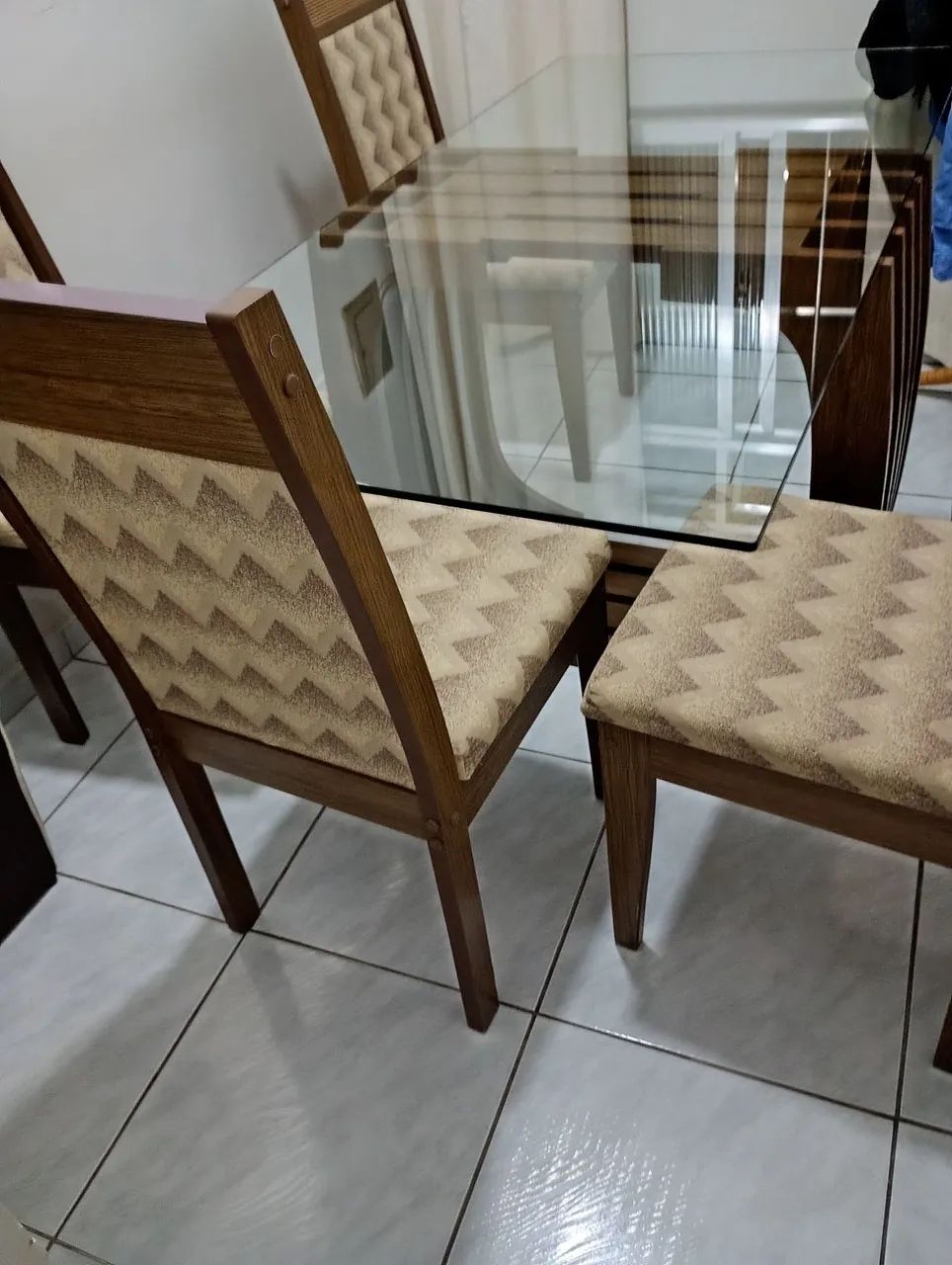 MESA DE JANTAR E 4 CADEIRAS 