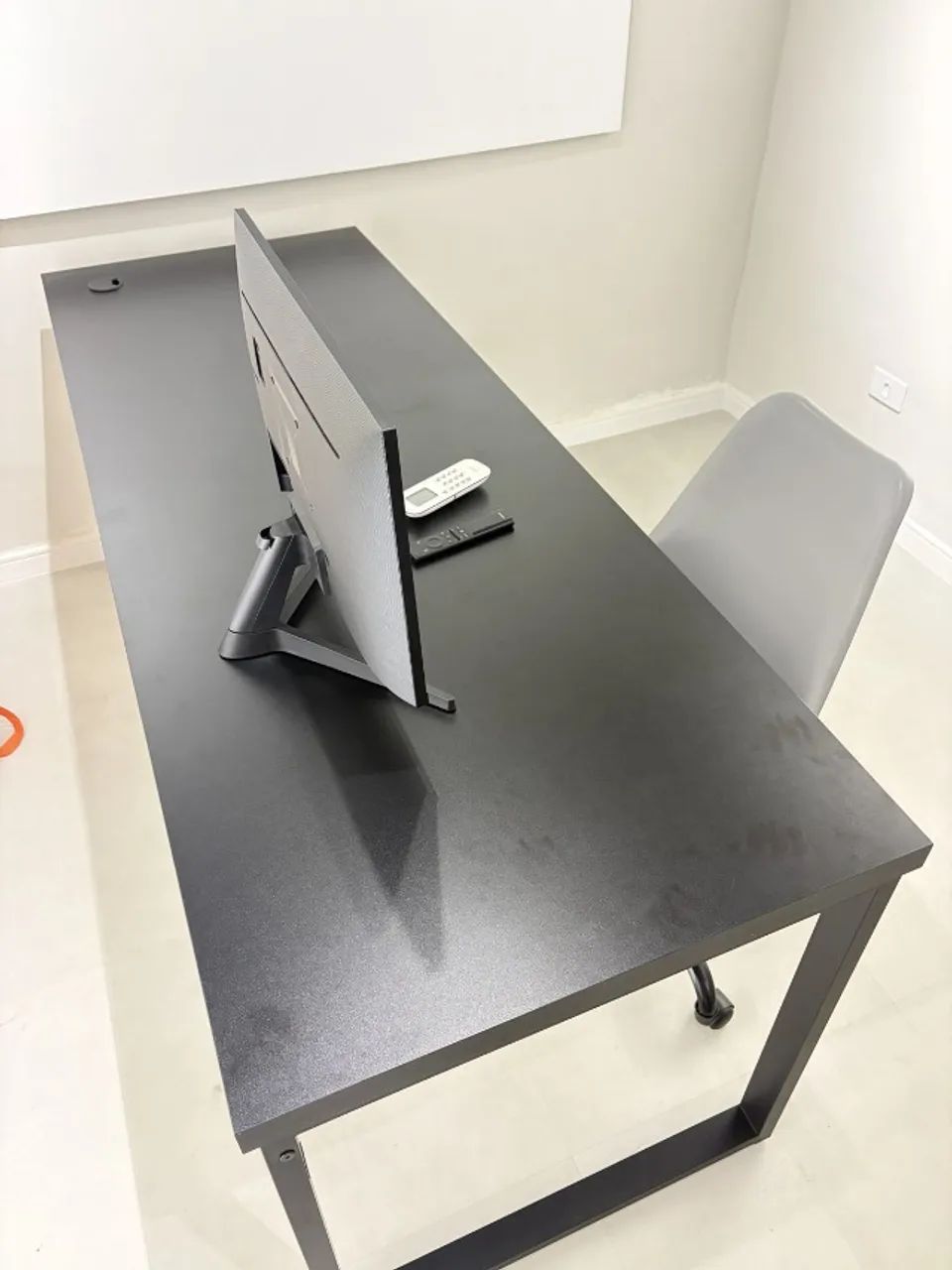 Escrivaninha industrial preta 190x70 cm, passa-cabo e régua de tomadas - Foto 2