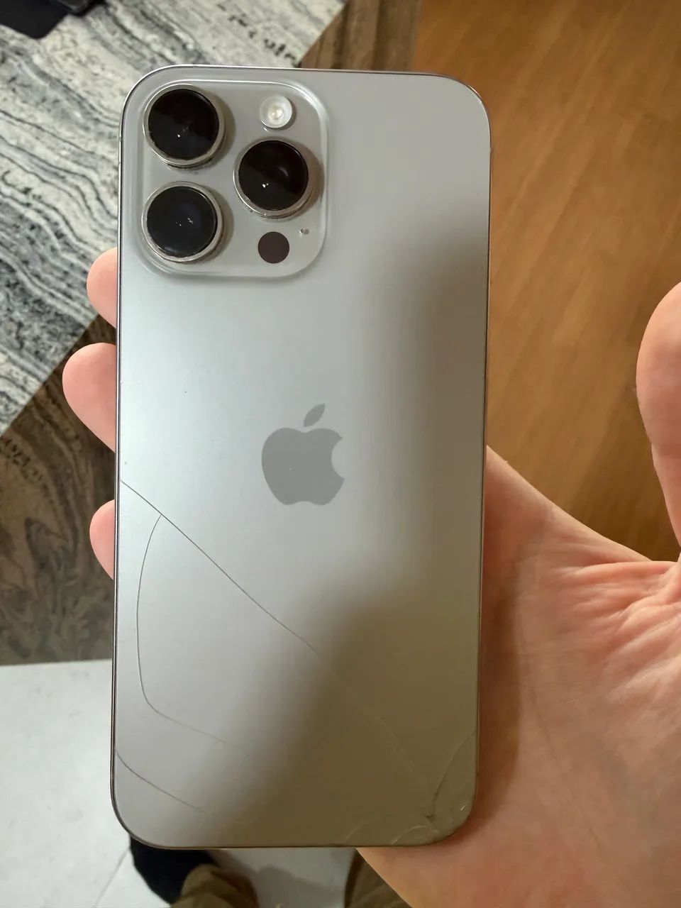iPhone 16 pro max - 256gb - Vidro traseiro rachado - Foto 4