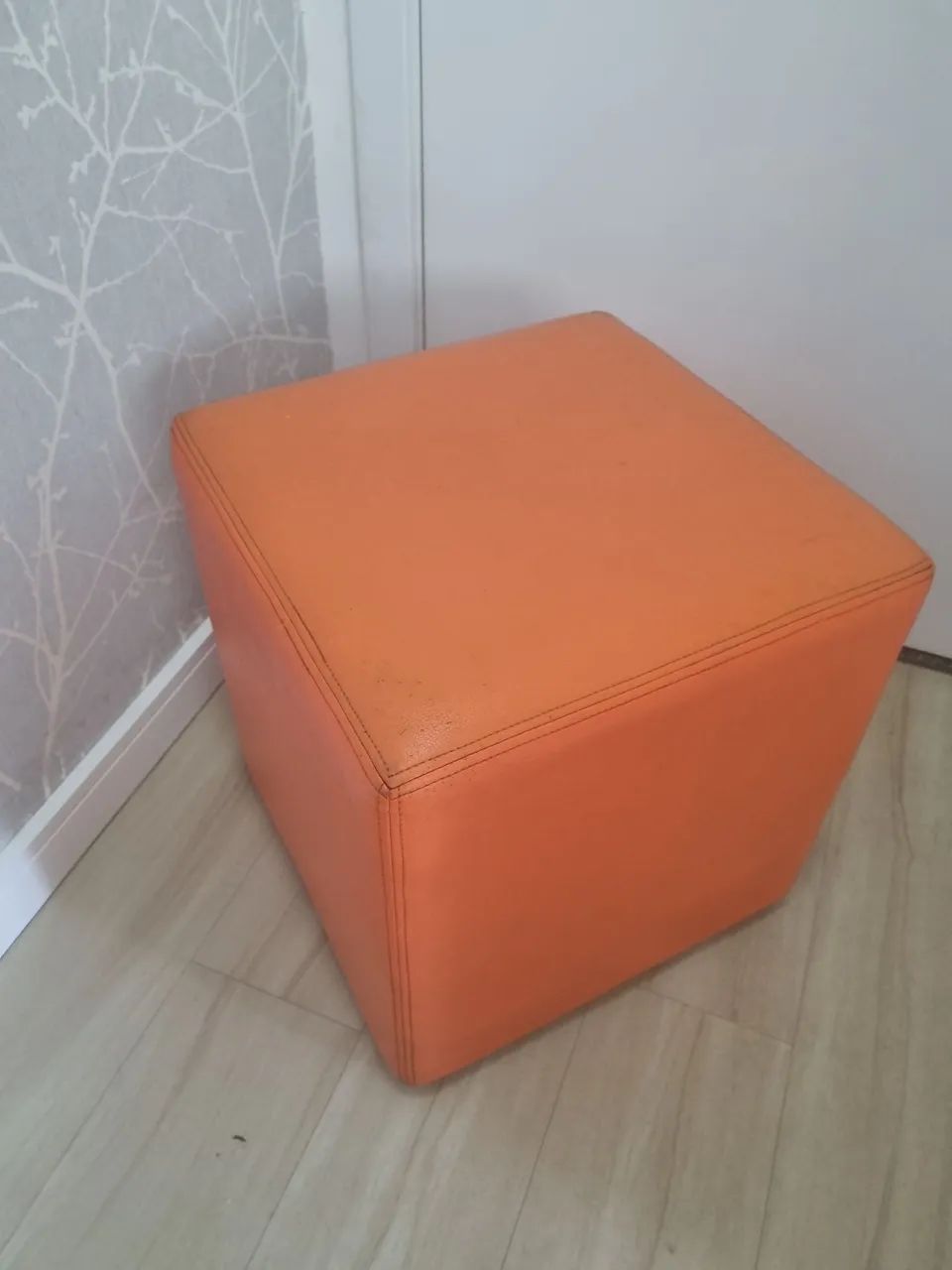Puff laranja 44 x 44 X 44 cm. De qualidade, seminovo,  retira 