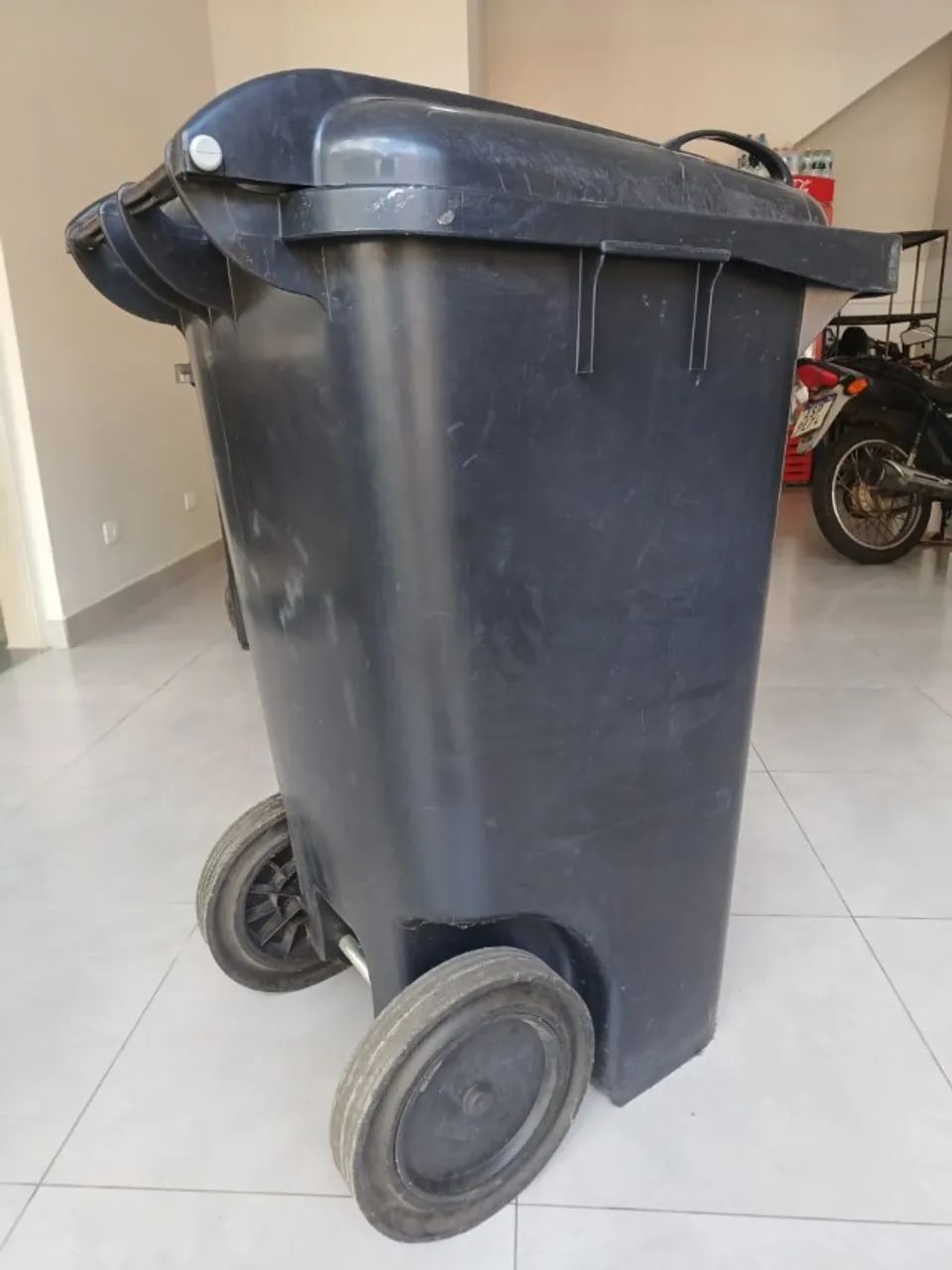 lixeira com rodas 240 litros - Foto 2