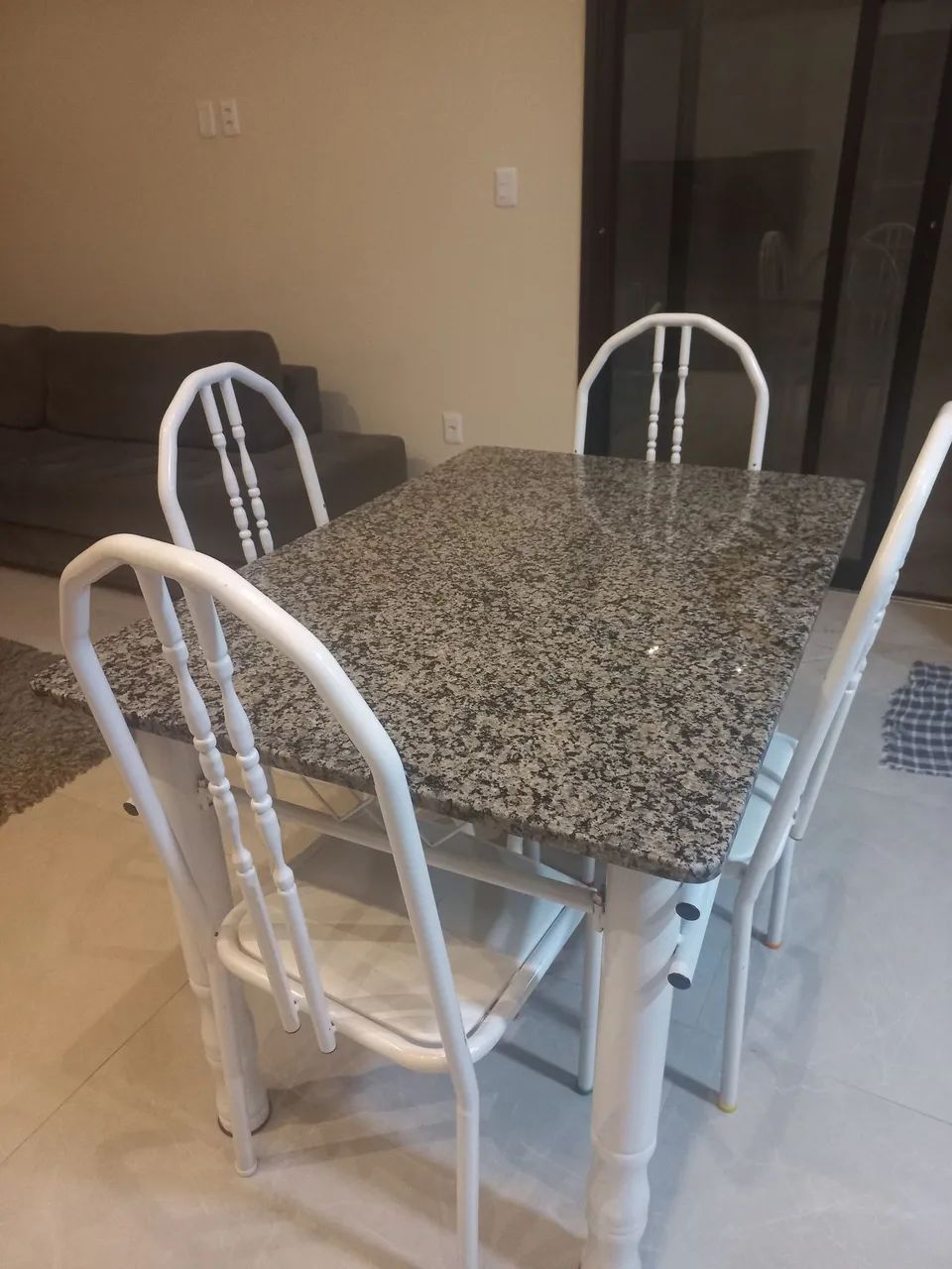 Mesa de mármore com 4 cadeiras.