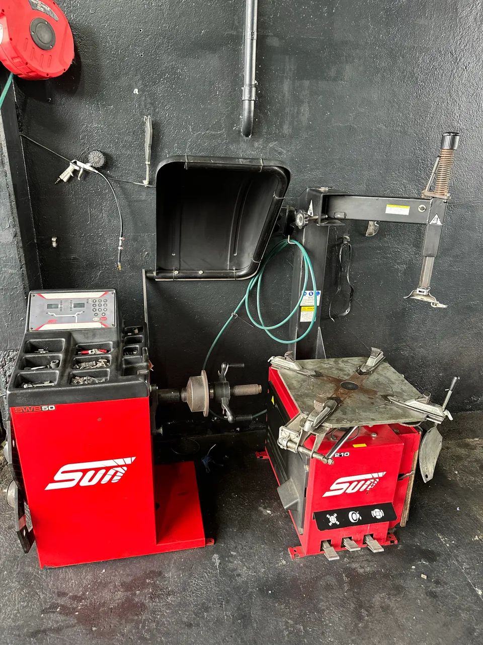 Balanceadora e máquina de desmontar pneus 