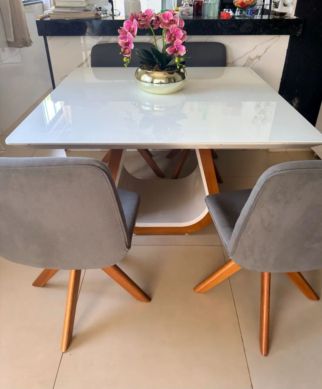 MESA EM MADEIRA COM 4 CADEIRAS