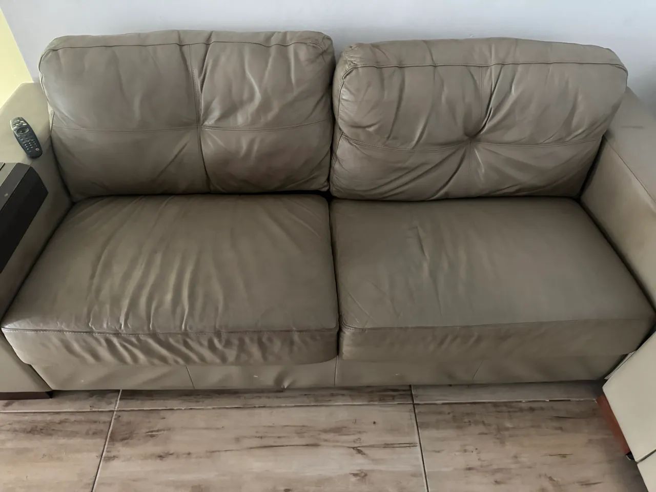 CONJUNTO SOFÁ DE COURO 3 e 2 lugares  - Foto 3