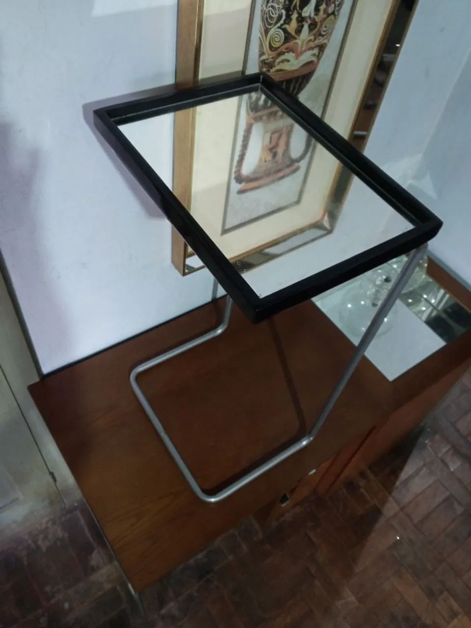 Mesa de apoio com  base em alumínio  