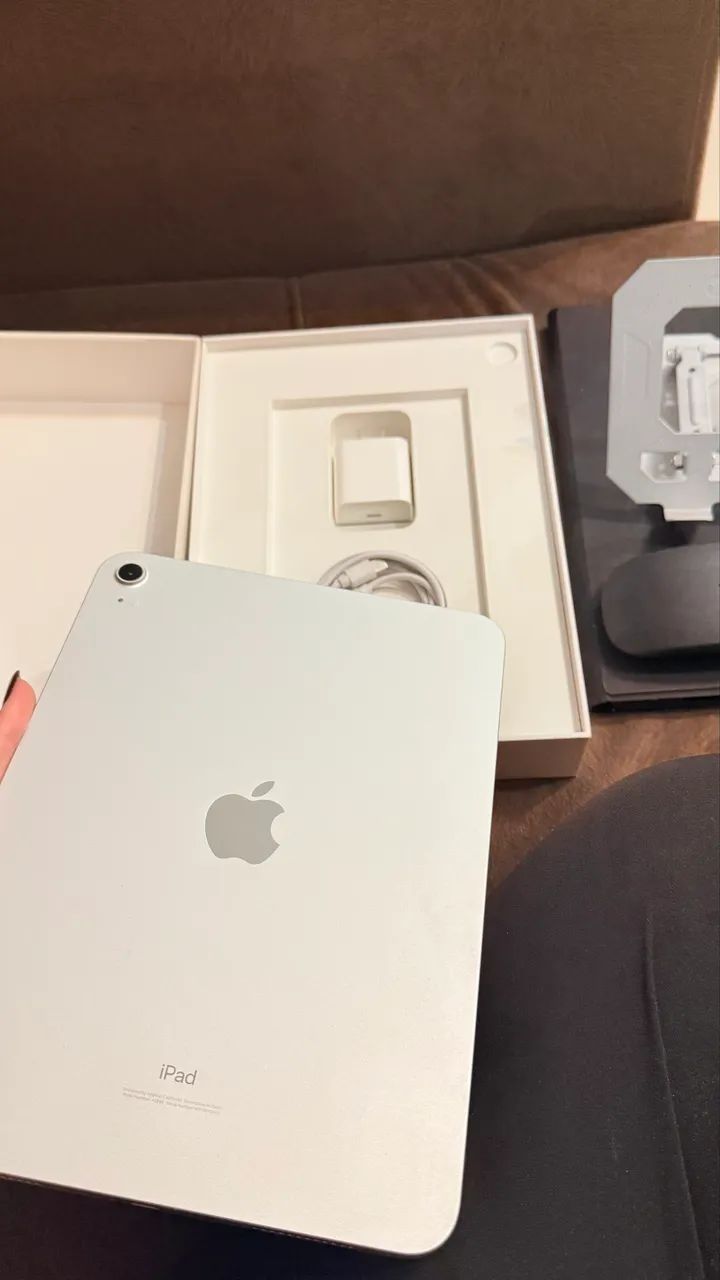 Ipad 10ª geração Wifi, 64 Gb com caixa, Plug Original + acessórios - Foto 5