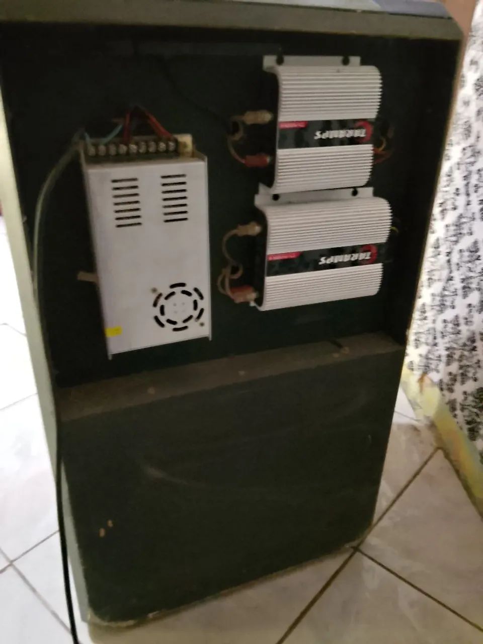 Vendo uma caixa de som uma de uma 6x9 uma corneta uma muita 2modulo e uma mesa - Foto 2