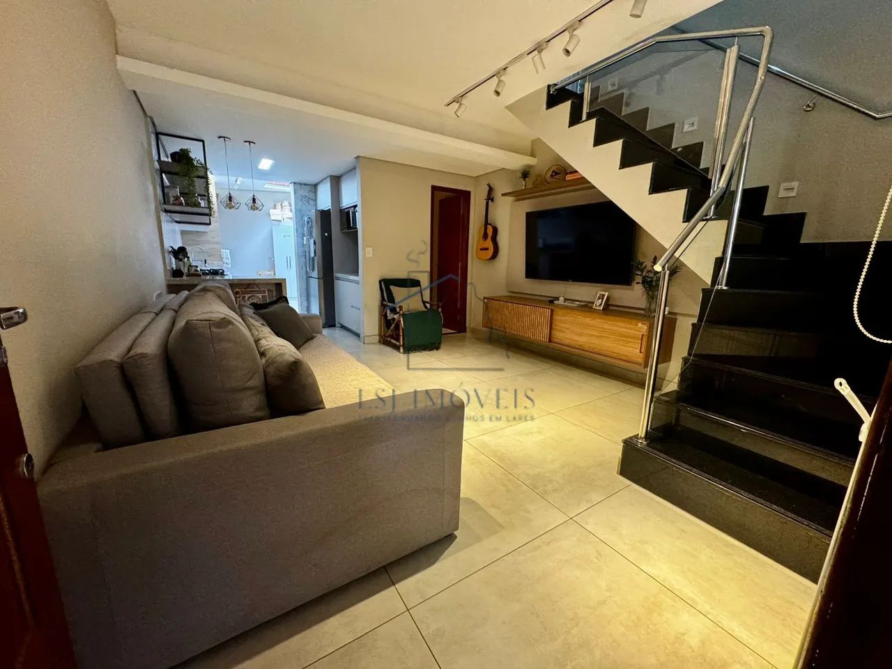 LINDA CASA GEMINADA COM ENTRADA INDIVIDUAL E 2 SUÍTES - CAMARGOS