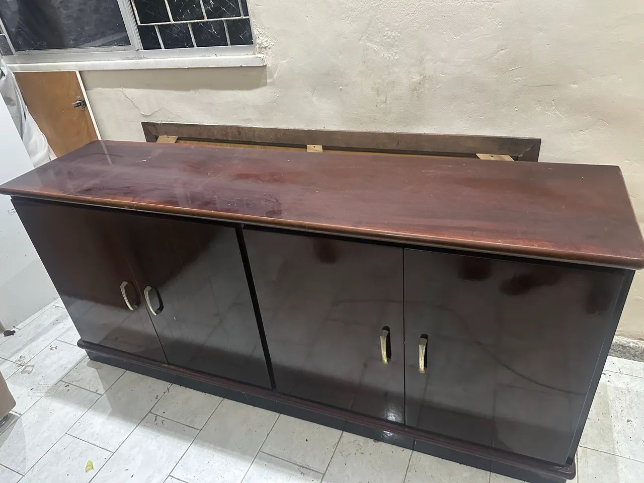 Mesa com 6 cadeiras e um móvel de sala 