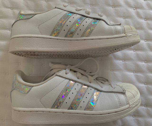 tenis adidas superstar holografico