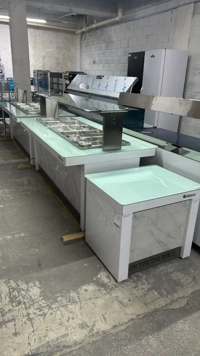 Buffet 2m aquecido e 2m refrigerado com módulo para pratos e talheres Gelopar linha vitra