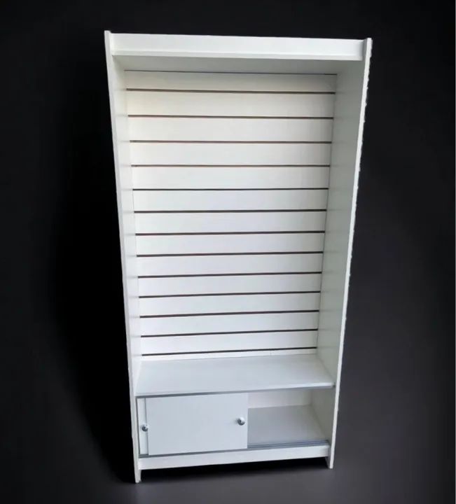 ESTANTE CANALETADA COM PORTA INFERIOR 