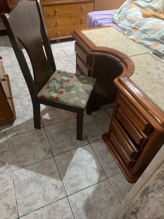 Escrivaninha de Madeira com Tampo de Mármore