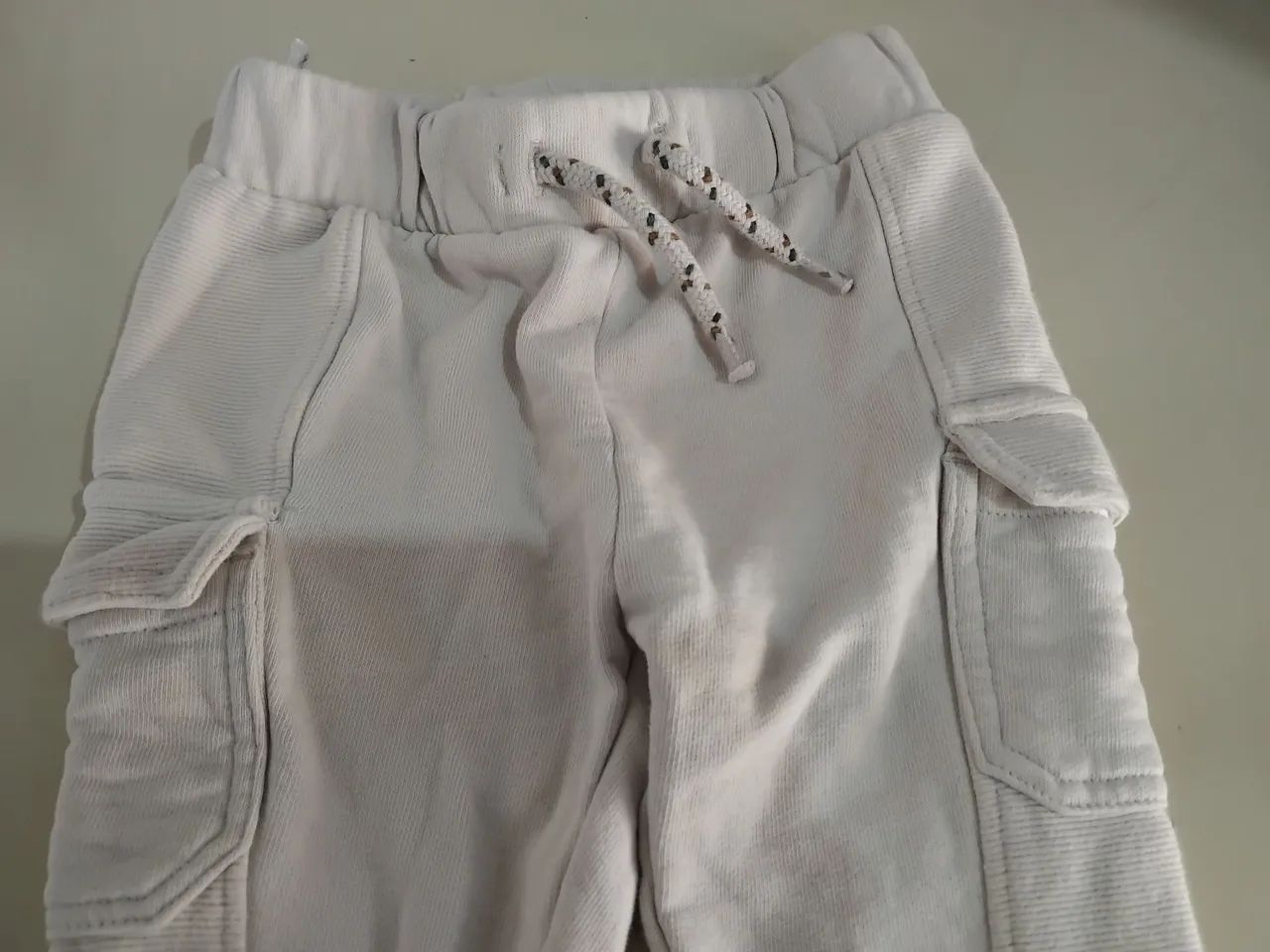 Calça bege de malha para bebês de 1 ano - Foto 2