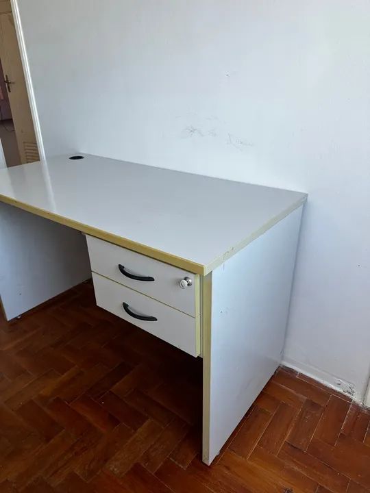 Mesa de escritório com duas gavetas  - Foto 2