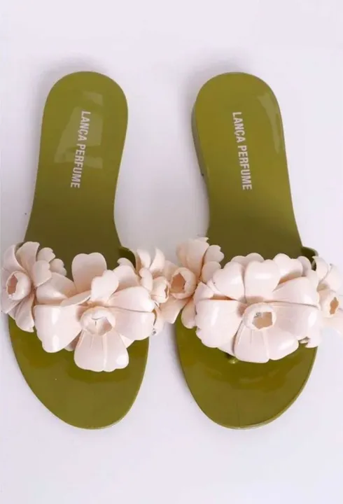 chinelo rasterinha lança perfume