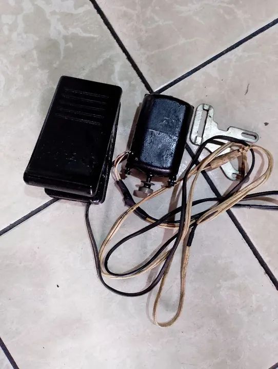 Motor de máquina de costura e pedal antiga funcionando. - Foto 4