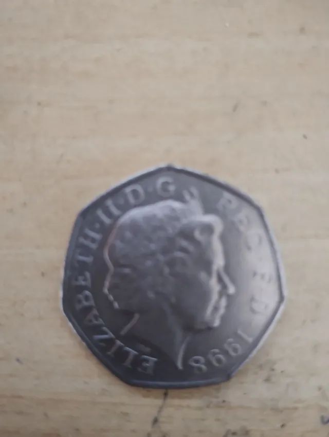 Vendo moeda com o rosto estampado da rainha Elizabeth ano 1998